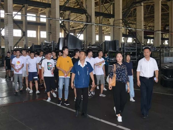 高校大学生来UG环球官方网站集团科普基地实践学习