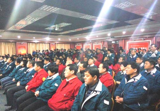 UG环球官方网站集团管理人员正在大会堂认真听取科技人员的科普知识讲座